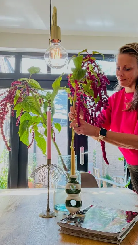 Lydia aan het stylen met bloemen